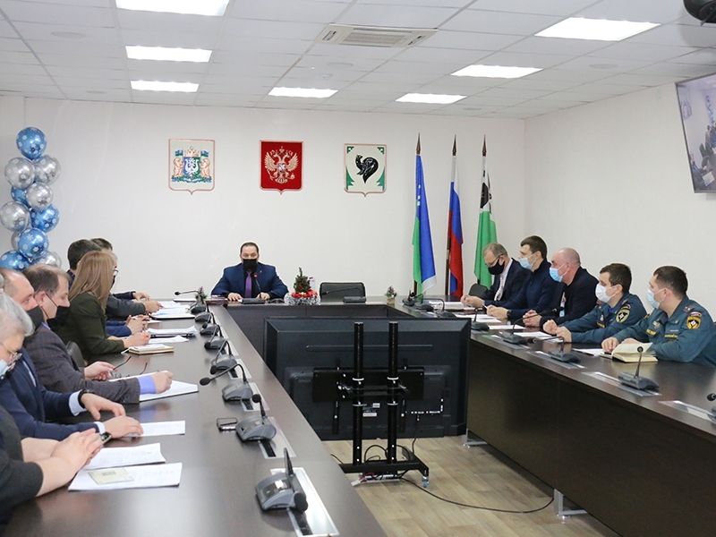 Городская комиссия по предупреждению ЧС рассмотрела вопросы обеспечения безопасности в период новогодних каникул