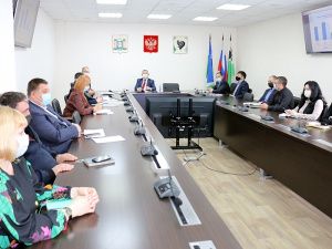 На аппаратном совещании обсудили вопросы благоустройства берега Меги, содержания животных и ситуацию с COVID-19