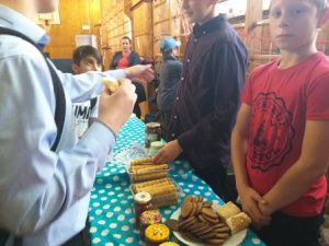 В Мегионской школе №4 прошла благотворительная ярмарка, посвященная помощи больной ученице