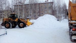 В Мегионе продолжается работа по очистке снега