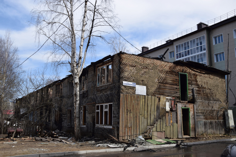 Из-за пожара в расселенном доме пострадала новостройка: виновники происшествия устанавливаются 