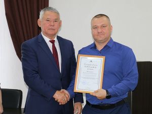 Глава города Олег Дейнека поздравил мегионцев с профессиональным праздником