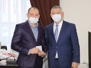 В понедельник аппаратное совещание в администрации города началось с торжественной церемонии вручения наград