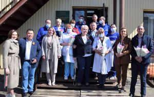 Работники скорой помощи принимают поздравления с профессиональным праздником