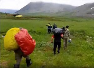 ​Югорские спасатели и медики спасли туриста, сорвавшегося со скалы в Уральских горах // ВИДЕО