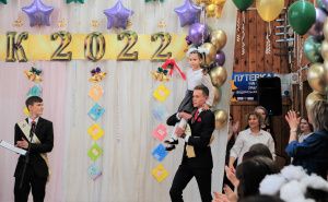 Дорогие выпускники! Уважаемые педагоги и родители! От всей души поздравляем вас с праздником «Последнего звонка»!