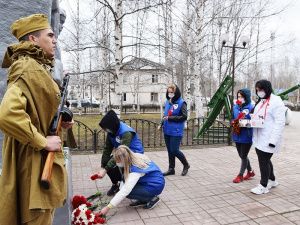 Красные гвоздики в память о всех жертвах войны