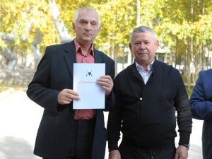 Олег Дейнека вручил благодарности высоковцам за активную жизненную позицию и общественную деятельность