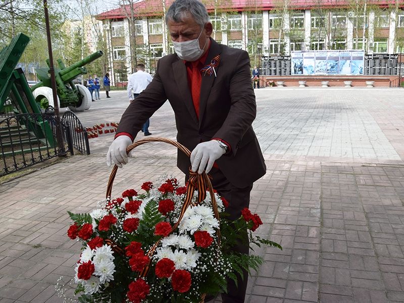В Мегионе возложили цветы к памятникам воинов освободителей