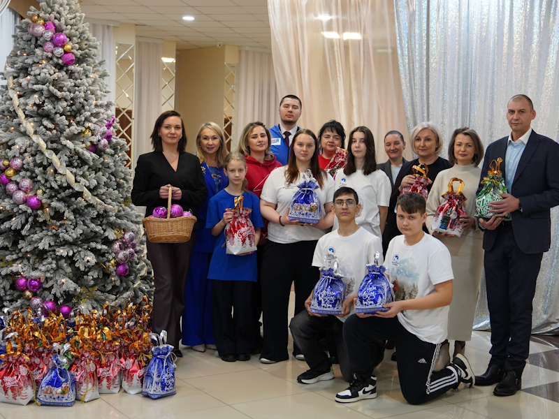  Упаковка новогодних подарков для маленьких жителей нашего города.