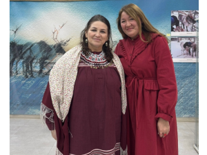 Педагог Детской художественной школы города Мегиона Гайша Ульбаева стала иллюстратором новой книги хантыйских сказок «Мирϵм моњщәт йэԓԓы төԓԓам – Сказки моего народа дальше продолжаю».