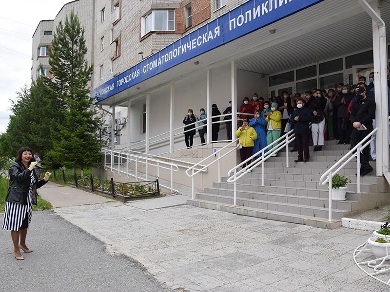 Сегодня мегионские врачи принимали поздравления. Праздник прошел перед зданиями всех медучреждений муниципалитета