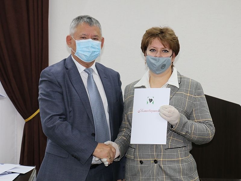 Олег Дейнека вручил благодарности мегионцам за активное участие в общественной жизни