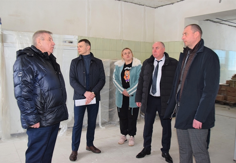 Председатель Думы Югры Борис Хохряков оценил ход капитального ремонта школы №4