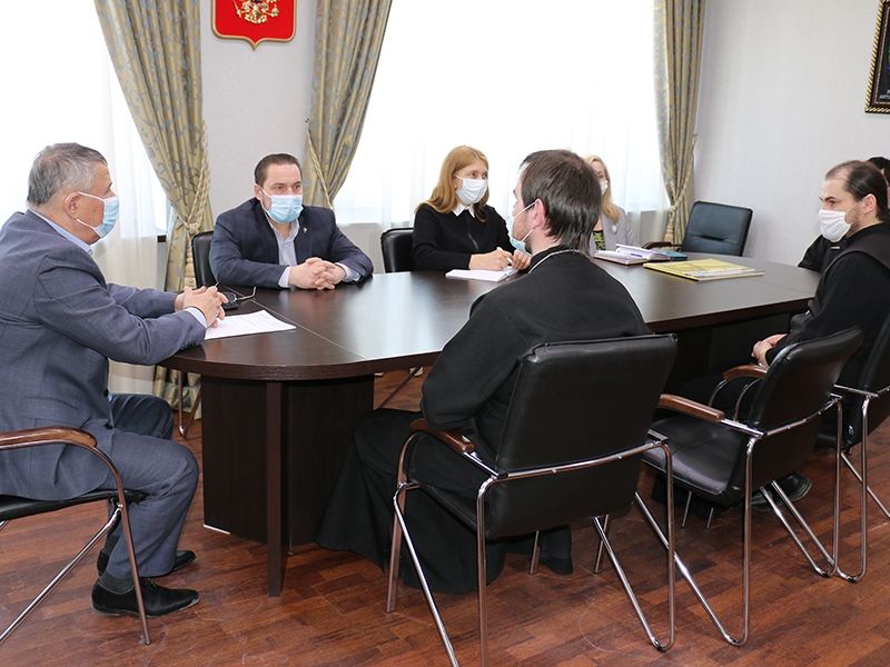 Олег Дейнека обсудил с настоятелями мегионских храмов вопросы противодействия COVID-19