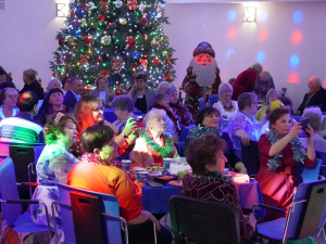 Во Дворце искусств состоялась новогодняя программа клуба старшего поколения «В кругу друзей» - "Голубой огонек"