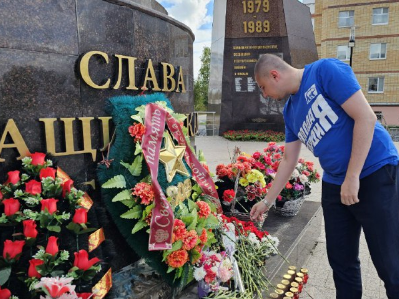 Молодая Гвардия Мегиона почтила память героев в День окончания Второй мировой войны