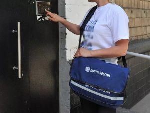 В апреле идти на почту не придётся — почтальон доставит пенсии и пособия на дом