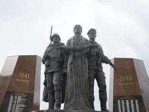 В Мегионе идет установка главной скульптурной композиции мемориального комплекса «Аллея Славы»