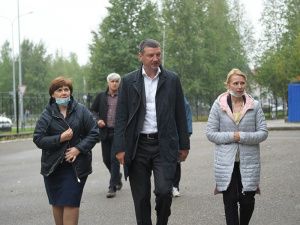 Депутат Тюменской областной Думы Евгений Макаренко побывал на спортивной площадке школы №2