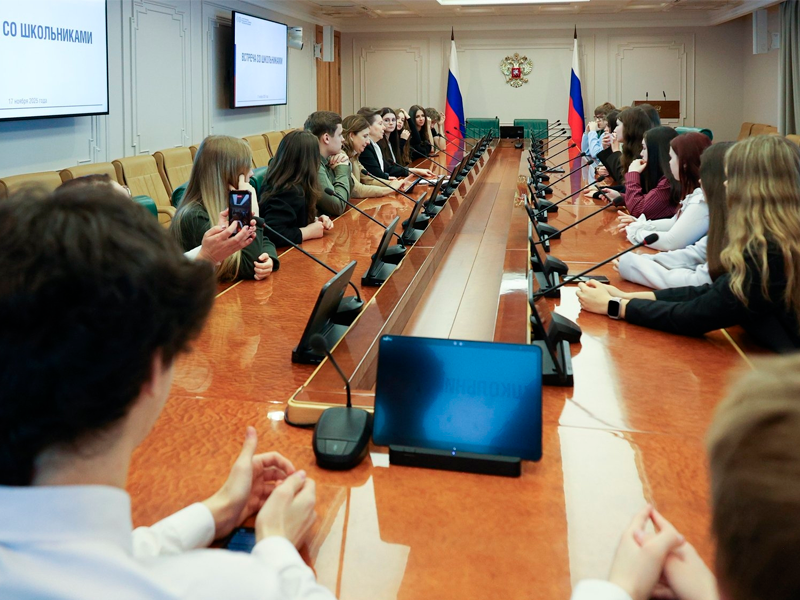 Старшеклассники из мегионской школы №3 посетили Совет Федерации