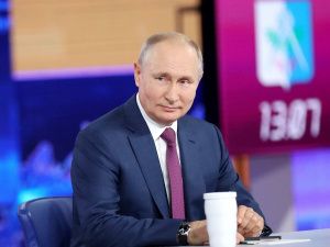 В ходе «прямой линии» президент России Владимир Путин отметил, что дальнейшее распространение новой коронавирусной инфекции можно предотвратить только благодаря вакцинации