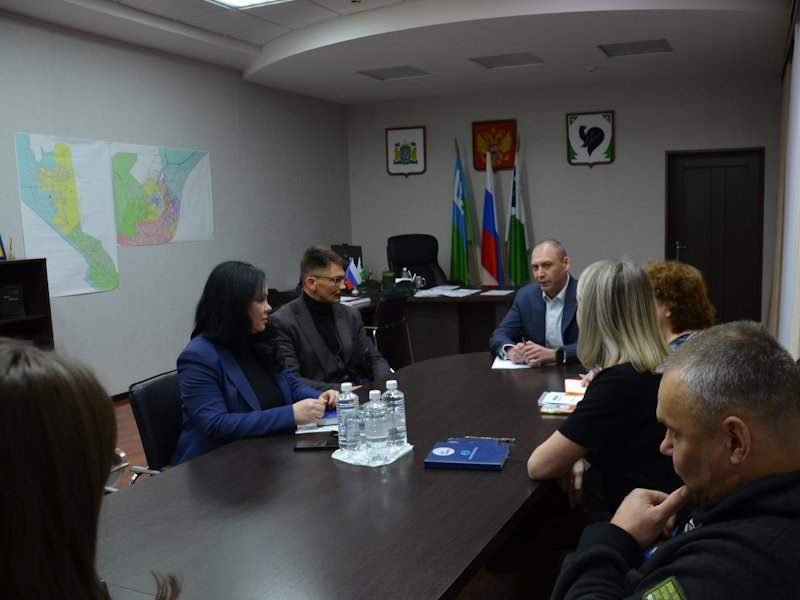 Глава Мегиона Алексей Петриченко провел встречу с ветераном специальной военной операции Александром Алейкиным по решению его жилищного вопроса.