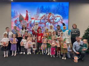 45 детей волонтёров побывали на новогоднем утреннике в Югре