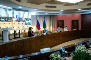 В День семьи, любви и верности губернатор вручила югорчанам государственные и окружные награды