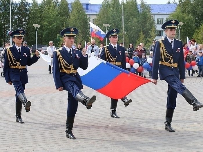 «Надо мною гордо реет бело-сине-красный цвет…»