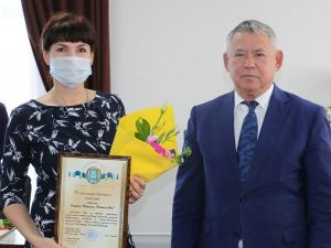 Мегионцам вручают благодарности за участие в Общероссийском голосовании в качестве наблюдателей