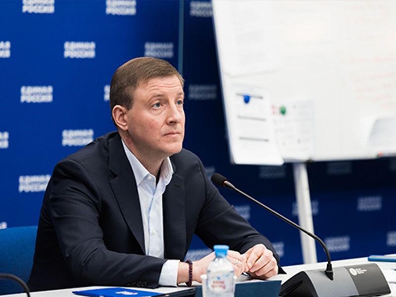 Школьников из нуждающихся семей обеспечат техникой для дистанционного обучения и питанием