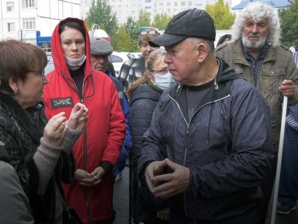 Глава Мегиона Олег Дейнека встретился с жителями дома 14 по улице Заречная