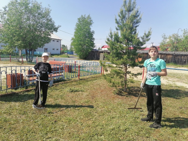 28 июня в Высоком активисты провели субботник возле магазина "Монетка"