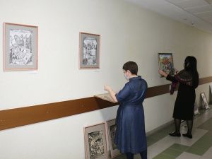 Дипломные работы выпускников Детской художественной школы украсили стены администрации Мегиона