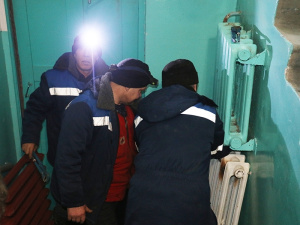 В Мегионе ведется работа по замене батарей в подъездах