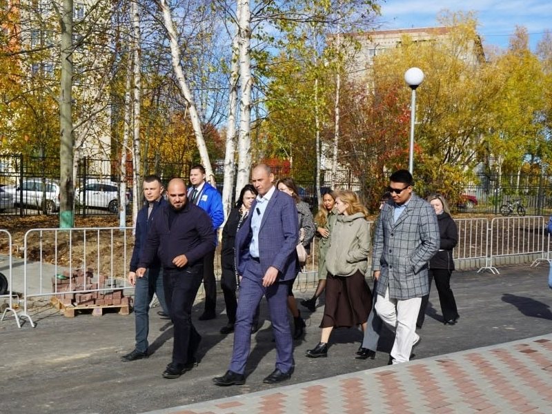 Молодая Гвардия Мегиона и глава города проконтролировали ход благоустройства ключевых объектов