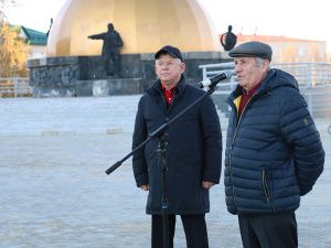 В Мегионе торжественно открыли Аллею трудовой славы