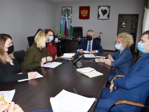 Жилье, субботники, ремонт дорог, вакцинация: Глава Мегиона провел очередную «прямую линию»