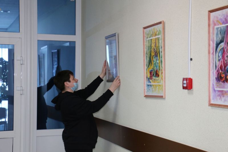 Дипломные работы выпускников Детской художественной школы вновь украсили стены городской администрации