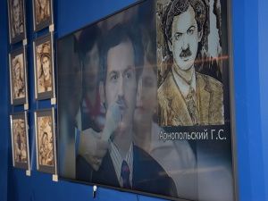 «Люди. Судьбы. Времена». В Мегионе открылась выставка портретов, написанных нефтью