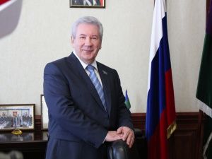 Дорогие югорчанки!   От имени депутатов Думы Ханты-Мансийского автономного округа – Югры и от меня лично примите самые сердечные поздравления с Международным женским днем! 