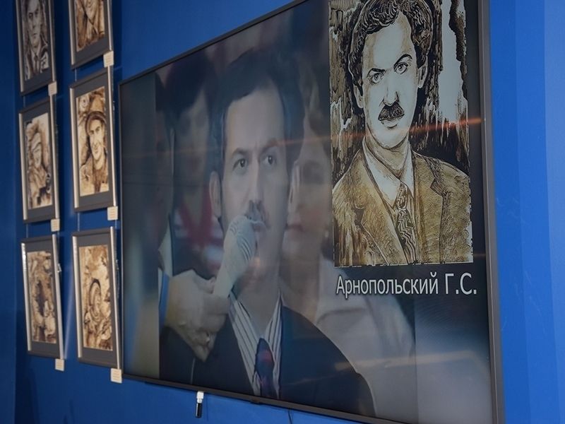 «Люди. Судьбы. Времена». В Мегионе открылась выставка портретов, написанных нефтью