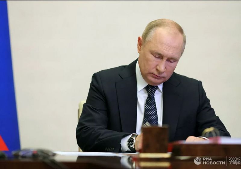 Президент подписал закон о наказании за фейки о Вооруженных силах
