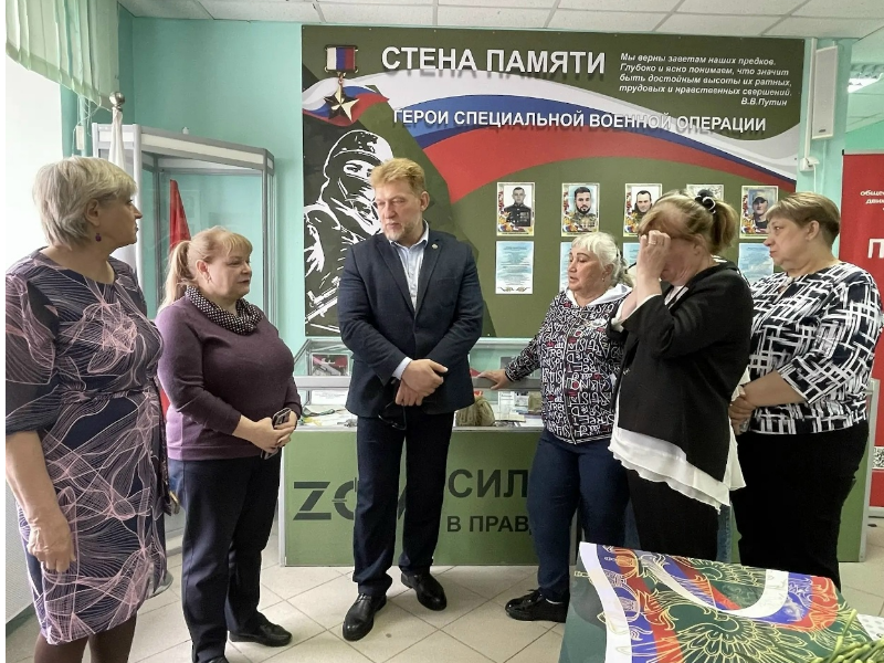 В школе №3 Мегиона открыли три «Парты Героя» в память о выпускниках