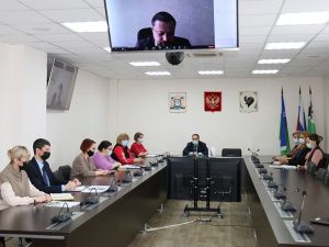 Ревакцинацию от COVID-19 и поставки препаратов для лечения щитовидной железы обсудили на заседании муниципального оперштаба