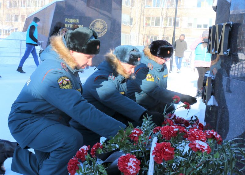 Алые гвоздики к мемориалам, как вечная память!