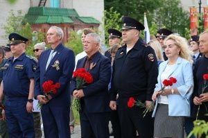 В День памяти и скорби жители Мегиона возложили цветы к мемориальному комплексу на Аллее славы