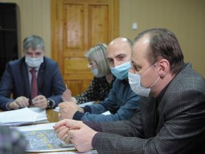 Высокий. Пути развития определяет общественность