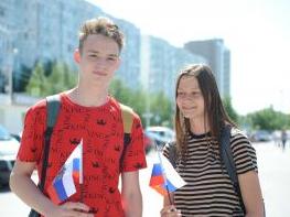 Город празднует